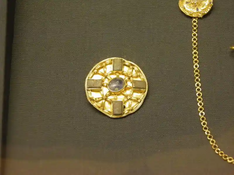 Disc brooch. Gold jewelry. May have been dedicated to Senuna